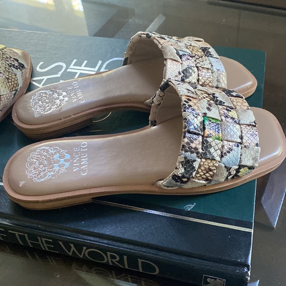 Vince Camuto Nanchia Woven Multi Snake Print - Picture 5 of 7